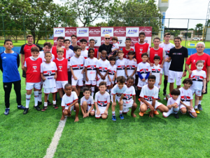 Danilo Gomes e Papai Noel fazem a festa da garotada na AABB