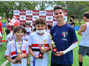 Danilo Gomes e Papai Noel fazem a festa da garotada na AABB