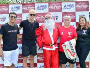 Danilo Gomes e Papai Noel fazem a festa da garotada na AABB
