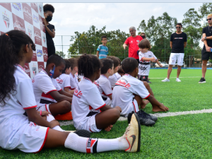 Danilo Gomes e Papai Noel fazem a festa da garotada na AABB